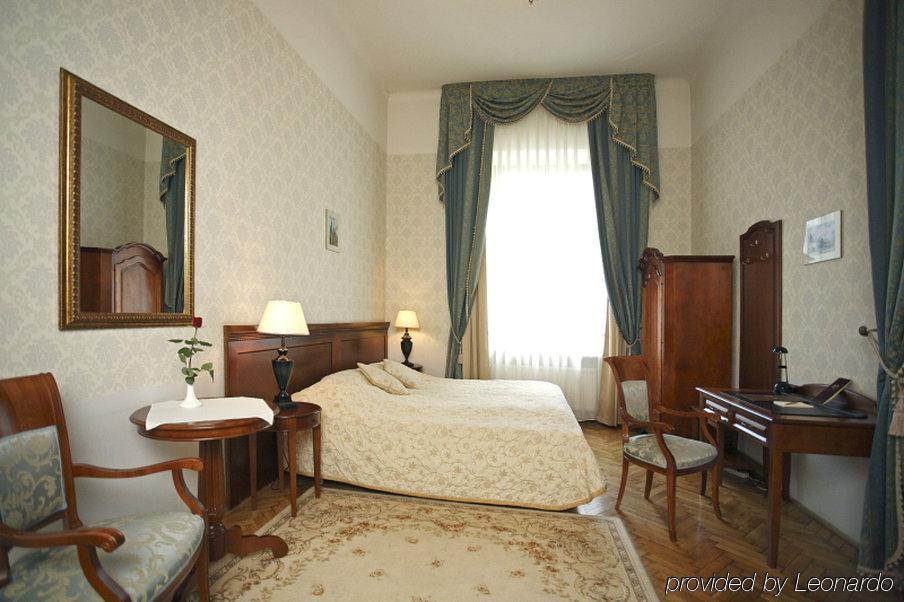 كراكوفيا Ostoya Palace Hotel الغرفة الصورة